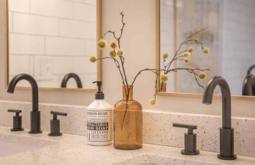 Stylish & Spacious Home Near ATL - Foto 24