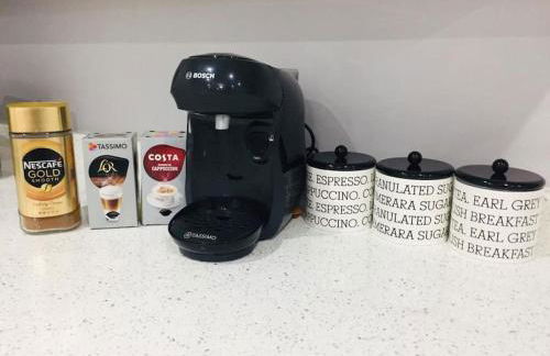 Deluxe 3 Bedroom 2 Bath House &Parking by CozyNest - Photo 28