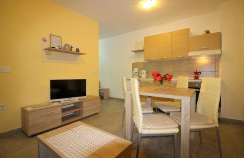 Authentisches Steinhaus mit Garten, Grill, Spielplatz, Trampolin - Foto 8