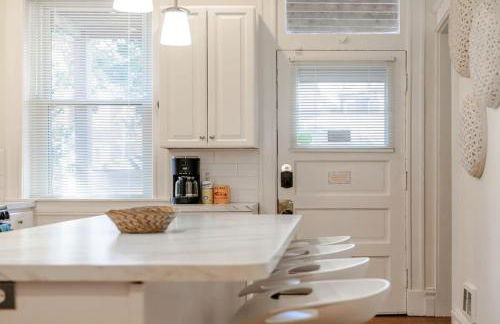 7BR Luxury Living 1st Floor Primary ABODEbucks - Foto 11