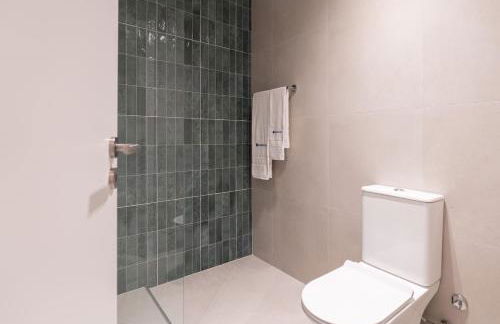 Stylish & Spacious Flat near the Beach by HostWise - Photo 30