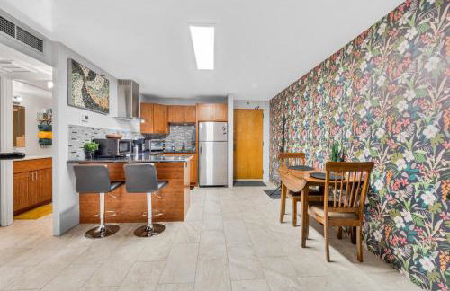 Retro Studio! Pool, Hot Tub, Free Parking & WiFi - Foto 8