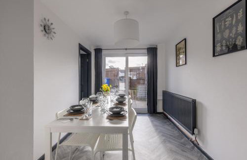 Modern 3 Bed House-Free Parking-by Holiday Homes - Foto 6