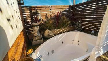 Shoreditch Cinema & Sauna retreat- 2BDR House with Garden & Games Room - Sleeps 6 - Photo 3
