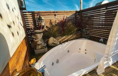 Shoreditch Cinema & Sauna retreat- 2BDR House with Garden & Games Room - Sleeps 6 - Photo 3