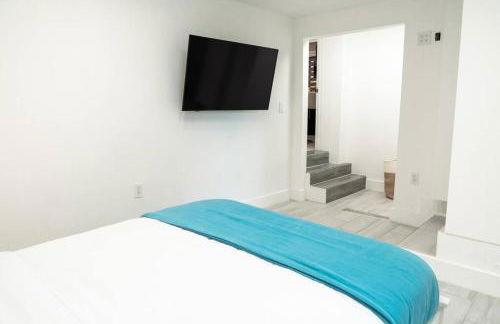 Luxury Retreat 3B ,2Ba POOL , Coral Gables Center - Photo 33