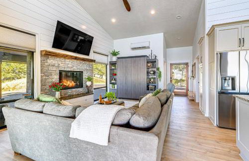 Dreamy Hilltop View Roseburg Retreat with Hot Tub! - Foto 1