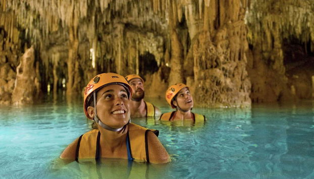 Carro anfíbio no parque Xplor