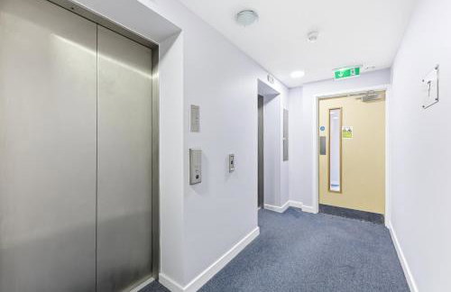 Sleek Apartment with Balcony - City Centre - Free Parking, Fast WiFi and 55'' Smart TV by Yoko Property - Foto 18