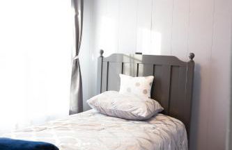 Cozy Roomy family sized apartment on major bus route close to all - Foto 32