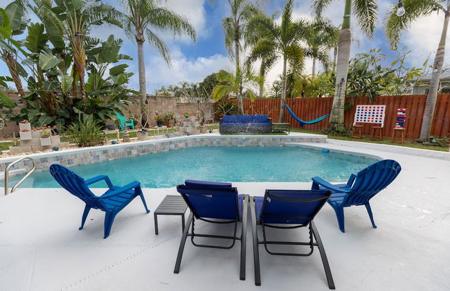 Gorgeous Urban Oasis W/hot Tub, Heated Pool And Private Movie Theater 3 Bedroom Home by RedAwning - Foto 36