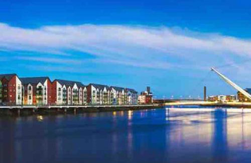 Luxury 2 Bedroom waterfront apartment with balcony - Foto 36
