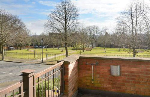 Unique 3 b'room house + free parking /city centre - Photo 20