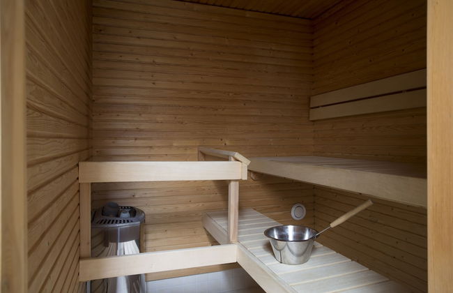 2ndhomes 2BR Penthouse with Balcony and Sauna - Photo 17