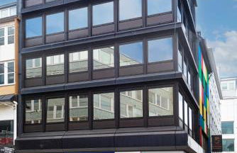 Modern, komplett saniert, in zentraler Citylage beim Kennedyplatz, voll ausgestatte Küche, offener Wohn- und Essbereich, helle Räume - Photo 33