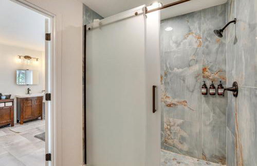 Patio and Pool Table Lake Marion Getaway - Foto 19