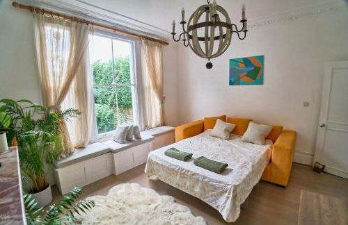 Bright Cozy Garden Retreat w Fast Wifi & 5min to Tube Subway Metro & Close to Park & Street Parking P4P - Foto 7
