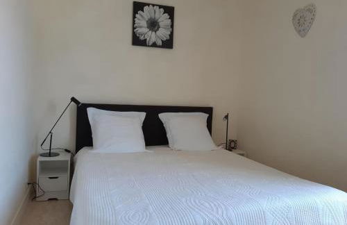 Spacious family home with countryside views - Photo 16