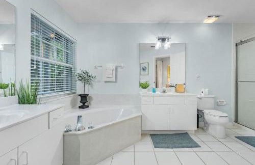 Spacious 3 Bed 3 Bath Pool Home in Naples - Photo 19