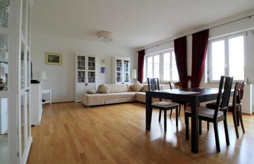 Luxury city apartment - view of river and castle - Foto 1