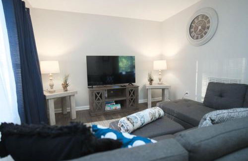 Modern Two BR Townhome, Workspace, Free Parking and Wi-Fi - Foto 3