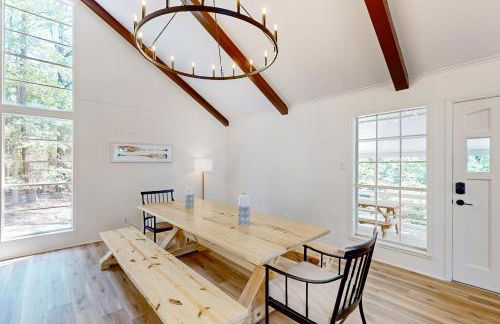 6 Mi to Lake Brookeland Home with Treehouse Vibes - Photo 8