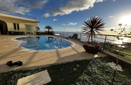 Luxury villa with private heated pool, garden and views of the sea and mountains. - Photo 10