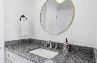 Perfect cute home in Garner with firepit & king bed - Foto 21