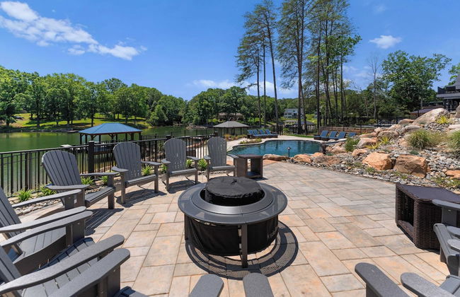 Gray Fox Lodge by Avantstay Waterslide Pool, Theater Sleeps 21 - Foto 14