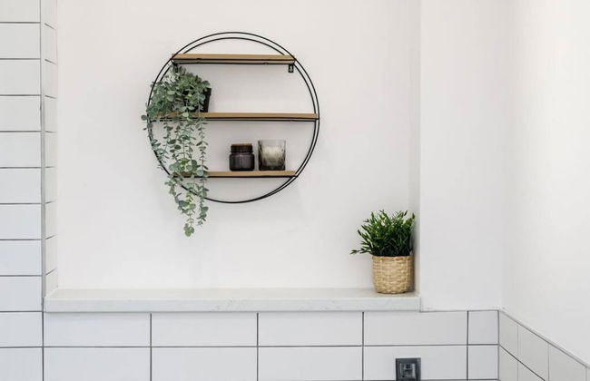 Host Apartments The Roscoe Carriage House - Photo 10