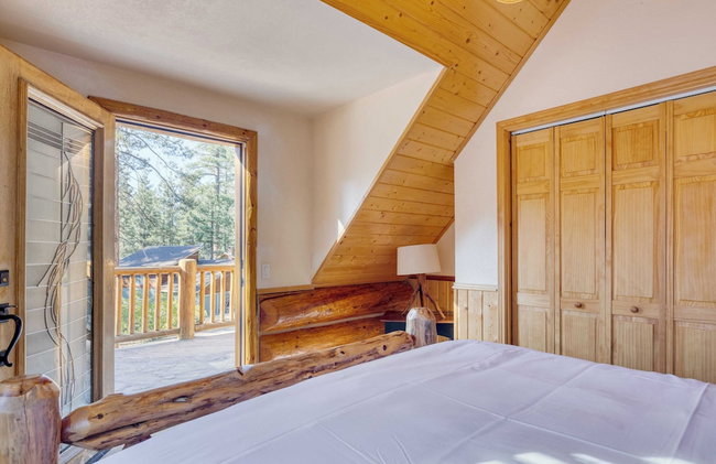 Pinetree Place by Avantstay Group Cabin w/ Hot Tub Minutes to the Lake - Photo 47