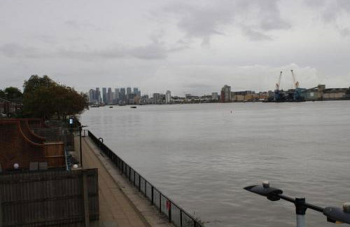 Amazing River view 2 bedroom apartment, sleeps 6, balcony and parking - Foto 9