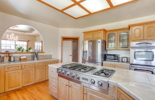 3 Mi to Sequoia Park Zoo Spacious Home with Sunroom - Foto 11