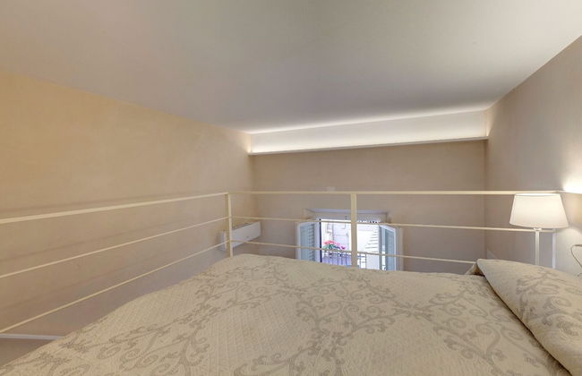 Central Berchet With Terrace and Private Entrance - Photo 2