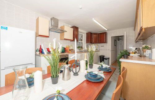 Xtra Large 4 Bedroom House with Heating Sleeps 14 Near Station and ExCeL - Foto 16