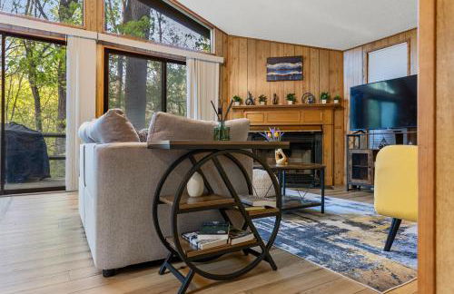 2-bedroom cabin, with a Fireplace, PS5, BBQ, fitness room, and a private hot tub - Foto 21