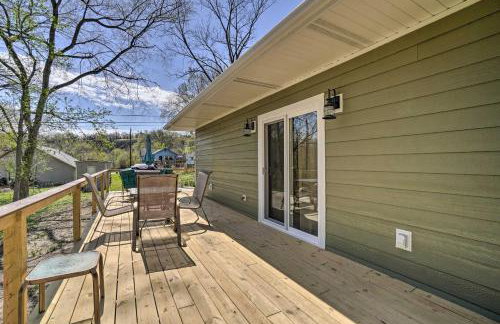 Modern Retreat with Deck Walk to White River! - Foto 22