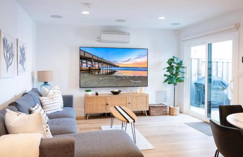 2026 Award Winner, Luxe 2BR, steps to sand & pier, with fire pit, AC and parking - Foto 4