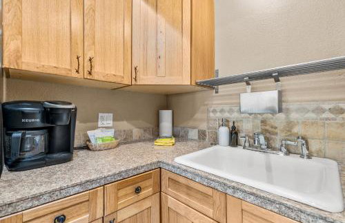 Charming Country Club Condo with Loft & Fireplace - Foto 9