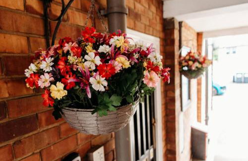 Sunny Beachside Apt with Free Parking - Foto 21