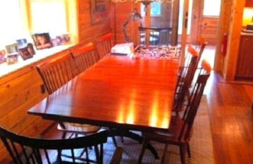 Cozy Log Cabin with a Private Hot Tub near Beartown State Forest, Massachusetts - Foto 10