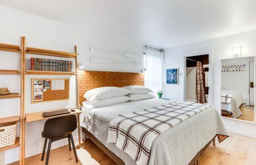 Chic Bend Condo with Fireplace and Forest Views! - Foto 17