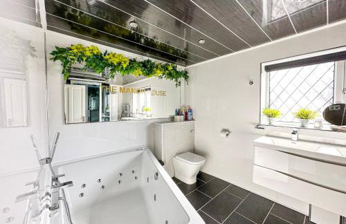5BR Manchester Home Jacuzzi, Garden & Parking - Foto 39