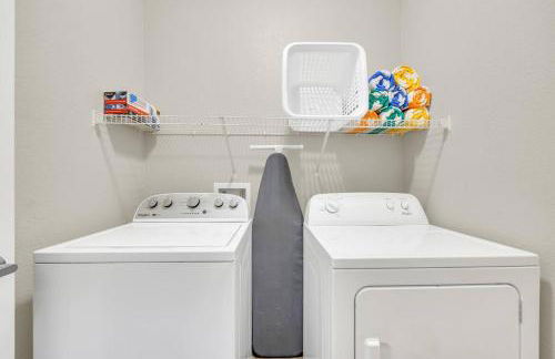 3BR Family Suite | Pool, Games, Gym, Free Parking - Foto 19