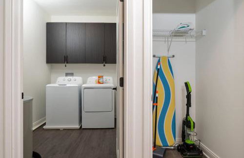 Sunrise Glow Spacious 2BR 2BA 2 King Beds Gym WFH - Foto 33