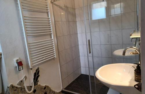 Ehemalige Bibliothek Apartment für 2 mit Küche Kamin Netflix Parken und Hofladen - Foto 22