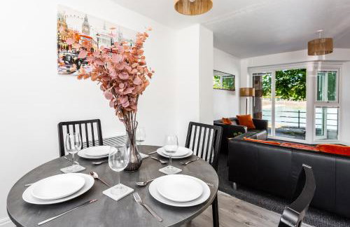 Waterfront 2 Bed Apartment - Free Parking & Wi-Fi - Foto 16