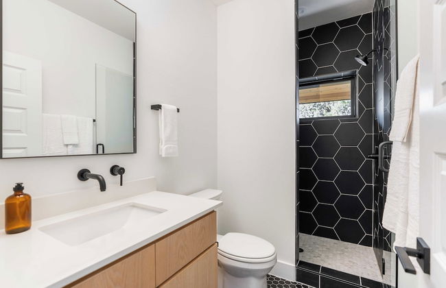 Modern Retreat w/ Pool, Guest House & Deck Lounge Henley by Avantstay - Foto 33