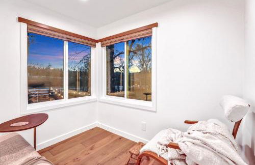 Peaceful Ranch Overlooking Mustangs with Full Kitchen & Fireplace - Foto 6