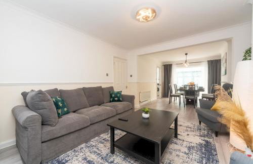 Spacious 4 Bed House Free Parking Near Station - Pass the Keys - Foto 9